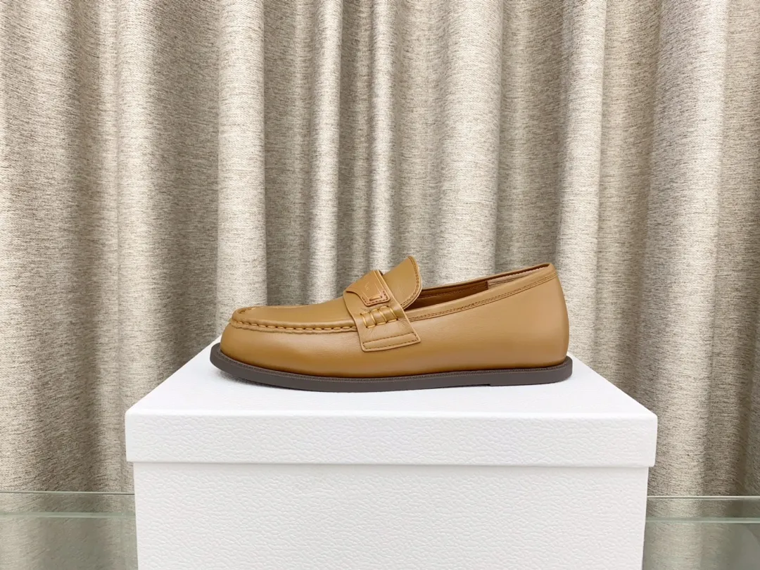 👟👟Ex-factory price 660👟👟 25Ss new Dior Boy loafers This Dior Boy loafer is a new product in the 2024 winter ready-to-wear series. It incorporates Dior's extraordinary craftsmanship and reinterprets the classic loafer design. Crafted from materials including suede and lambskin, it's enhanced with an integrated white fur lining and features a gold-tone Christian Dior Paris signature on the front leather tab. Paired with rubber soles, soft and comfortable. Upper: cowhide, inner padding: comfortable sheepskin, sole: rubber sole, size: 35-39 (40 customized, non-refundable)